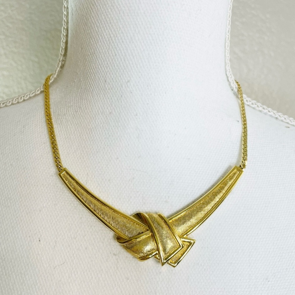 Elegant Gold Knot Necklace